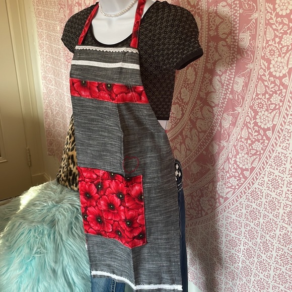 Red handmade “Amaryllis” Apron - Picture 3 of 12